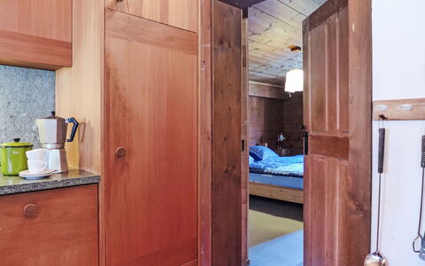 Zumoberhaus: Propriété, Cabinetry, Bois, Sol, Tache De Bois, Vaisselle, Sol, Bâtiment, Dur