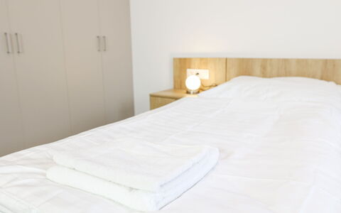 Bozi Dar 300: Lit, Meubles, Chambre, Sol, Sol, Literie, Drap De Lit, Bois, Design Intérieur, Linge