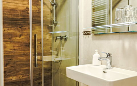 Bozi Dar 300: Sol, Mur, Sol, Luminaire Plomberie, Design Intérieur, Salle De Bains, Bois, Plomberie, Lavabo, Évier