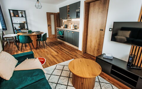 U Boží Lišky: Plante, Meubles, Table, Bâtiment, Ciel, Chaise, Nuage, Ombre, Fenêtre, Bois