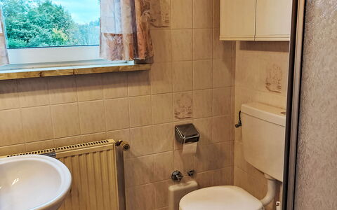 Harzsonne: Marron, Lavabo, Propriété, Luminaire Plomberie, Violet, Salle De Bains, Bleu, Évier, Fenêtre, Bois