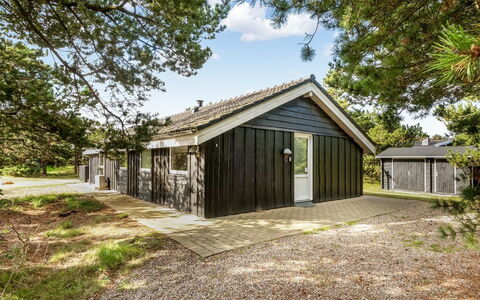 Skrollan - 200M to the Fjord: Meubles, Design Intérieur, Appartement, Sol, Sol, Table, Chaise, Pièce, Domicile, Table Cuisine Et Salle A Manger