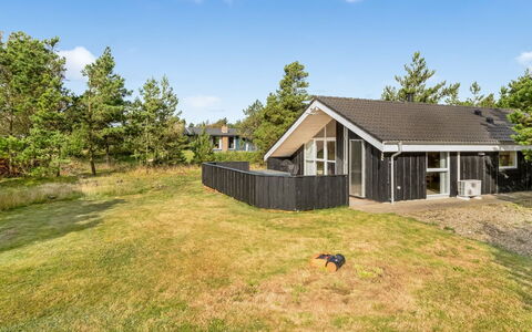 Skrollan - 200M to the Fjord: Toit, Maison, Domicile, Chalet, Porte, Siding, Plate-Forme, Porche, Planche, Dur