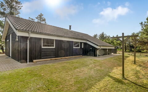Skrollan - 200M to the Fjord: Toit, Maison, Domicile, Chalet, Porte, Siding, Plate-Forme, Porche, Planche, Dur