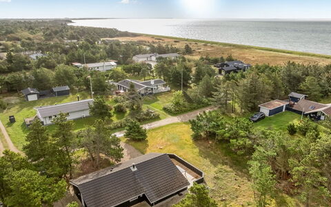 Skrollan - 200M to the Fjord: Toit, Maison, Domicile, Chalet, Porte, Siding, Plate-Forme, Porche, Planche, Dur