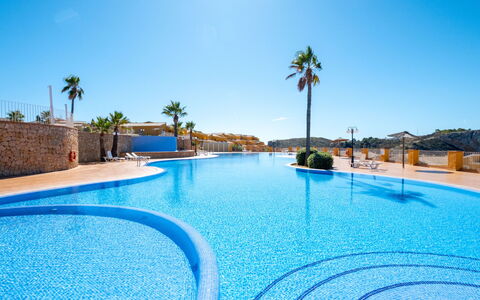 Montecala: L'Eau, Ciel, Piscine, Arbre, Plan D'Eau, Nuage, Arecales, Loisir, Aqua, Mobilier De Jardin