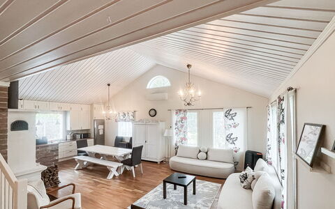 Tyttelsson: Design Intérieur, Meubles, Plafond, Bois, Sol, Canapé, Sol, Salon, Luminaire, Domicile