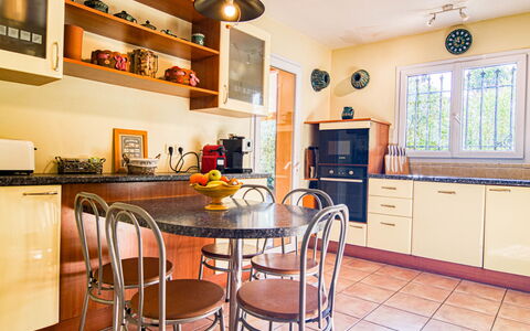 Villa Hestia: Meubles, Cabinetry, Table, Comptoir, Chaise, Bois, Cuisine, Design Intérieur, Sol, Sol