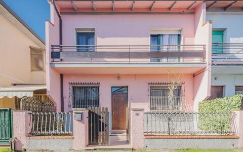 Casa Imma: Bâtiment, Fenêtre, Bleu, Maison, Porte, Bois, Ciel, Architecture, Quartier, Plante