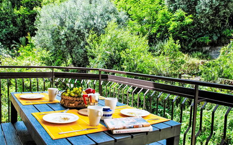 La Conca: Table, Plante, Aliments, Propriété, Vaisselle, Meubles, Tableau De Plein Air, Arbre, Botanique, Mobilier De Jardin