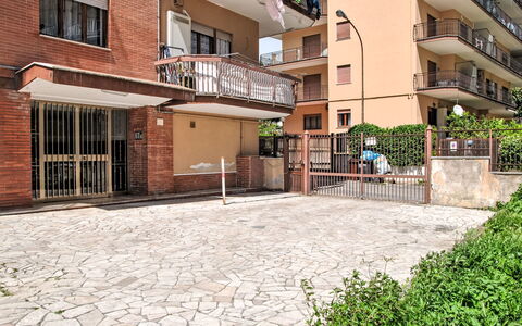 La Conca: Plante, Bâtiment, Fenêtre, Surface De La Route, Design Urbain, Sol, Condominium, Zone Résidentielle, Immobilier, Trottoir