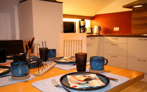 Alberts Huamat: Meubles, Design Intérieur, Comptoir, Cuisine, Vaisselle, Appareil De Cuisine, Éclairage, Cabinetry, Pièce, Chaise