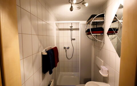 Alberts Huamat: Lavabo, Salle De Bains, Mur, Luminaire Plomberie, Évier, Sol, Design Intérieur, Sol, Robinet, Plomberie