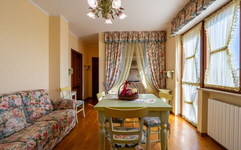 Castagnole Monferrato 200: Table, Meubles, Propriété, Canapé, Bâtiment, Décoration, Bois, Fenêtre, Design Intérieur, Éclairage