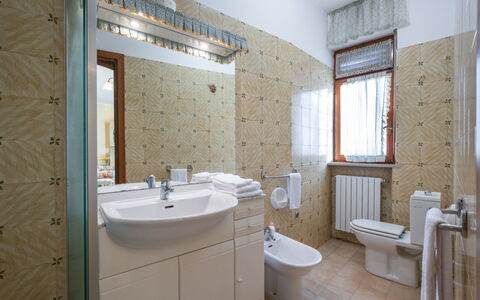 Castagnole Monferrato 200: Miroir, Luminaire Plomberie, Évier, Propriété, Robinet, Salle De Bains, Lavabo, Violet, Fenêtre