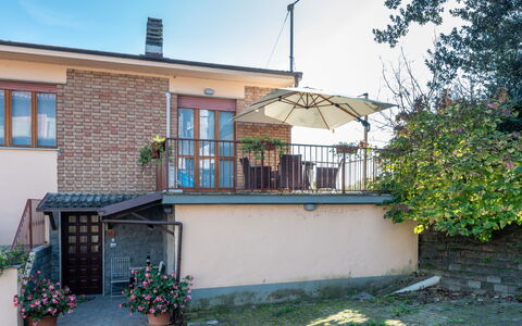 Castagnole Monferrato 200: Plante, Propriété, Fenêtre, Ciel, Bâtiment, Pot De Fleur, Plante D'Appartement, Quartier, Zone Résidentielle, Bois