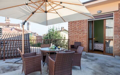 Castagnole Monferrato 200: Meubles, Table, Bâtiment, Fenêtre, Ombre, Tableau De Plein Air, Chaise, Ciel, Pot De Fleur, Design Intérieur