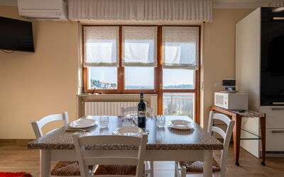 Il Borghetto di Castagnole 200.3: Meubles, Table, Propriété, Fenêtre, Bâtiment, Chaise, Bois, Design Intérieur, Cuisine, Sol