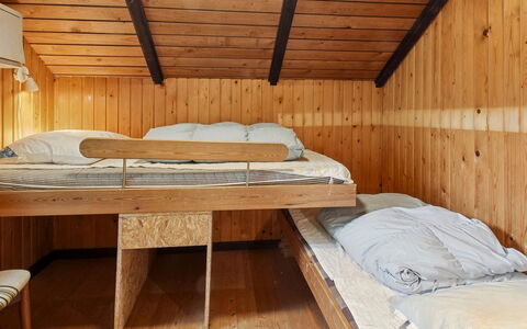 Amila - 30Km from the Sea: Bois, Chambre, Lit, Sol, Sol, Meubles, Plafond, Design Intérieur, Drap De Lit, Dur
