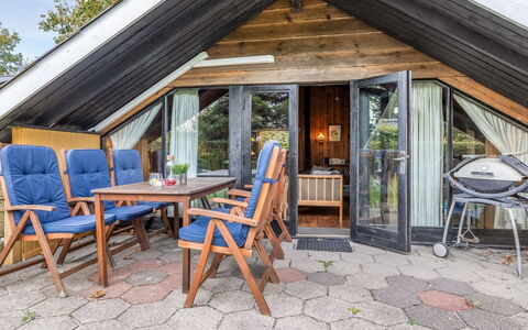 Amila - 30Km from the Sea: Bois, Chalet, Domicile, Toit, Siding, Porte, Cabane En Rondins, Dur, Batiments Jardin, Ombre