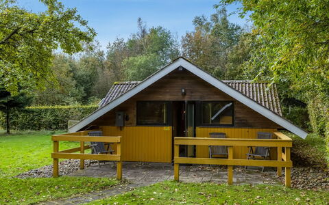 Amila - 30Km from the Sea: Toit, Chalet, Cabanon, Batiments Jardin, Pelouse, Siding, Cour, Cabane En Rondins, Parc, Arrière-Cour