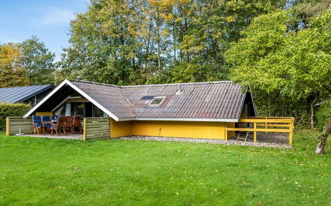 Amila - 30Km from the Sea: Chalet, Toit, Batiments Jardin, Pelouse, Cabanon, Ferme, Ombre, Cour, Siding, Arrière-Cour