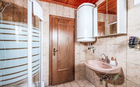 Öblarn 605: Bois, Design Intérieur, Sol, Sol, Pièce, Luminaire Plomberie, Salle De Bains, Plomberie, Lavabo, Robinet