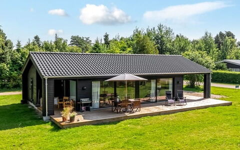 Aruna - 550M from the Sea: Toit, Maison, Domicile, Chalet, Porte, Siding, Plate-Forme, Porche, Planche, Dur