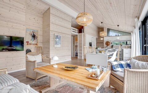 Aruna - 550M from the Sea: Toit, Maison, Domicile, Chalet, Porte, Siding, Plate-Forme, Porche, Planche, Dur