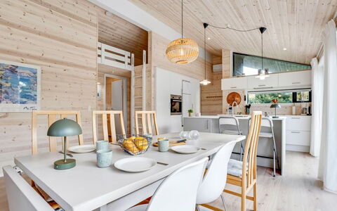 Aruna - 550M from the Sea: Toit, Maison, Domicile, Chalet, Porte, Siding, Plate-Forme, Porche, Planche, Dur