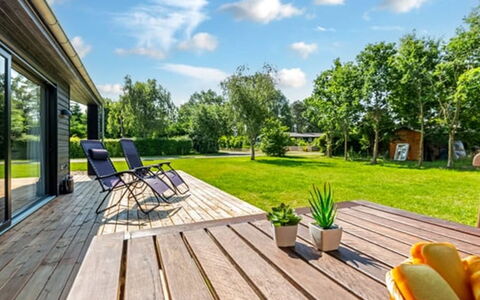 Aruna - 550M from the Sea: Toit, Maison, Domicile, Chalet, Porte, Siding, Plate-Forme, Porche, Planche, Dur