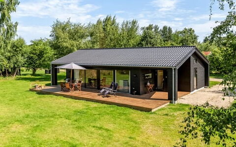 Aruna - 550M from the Sea: Toit, Maison, Domicile, Chalet, Porte, Siding, Plate-Forme, Porche, Planche, Dur
