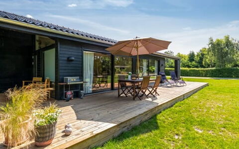 Aruna - 550M from the Sea: Toit, Maison, Domicile, Chalet, Porte, Siding, Plate-Forme, Porche, Planche, Dur