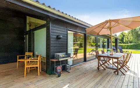 Aruna - 550M from the Sea: Toit, Maison, Domicile, Chalet, Porte, Siding, Plate-Forme, Porche, Planche, Dur