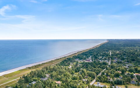 Aruna - 550M from the Sea: Toit, Maison, Domicile, Chalet, Porte, Siding, Plate-Forme, Porche, Planche, Dur