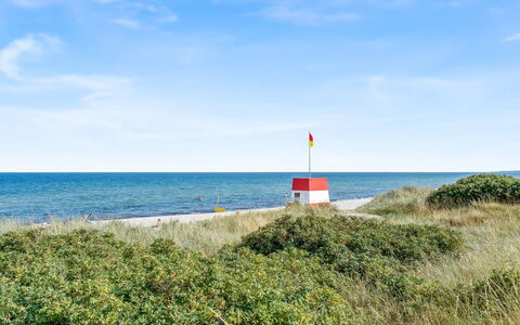 Aruna - 550M from the Sea: Toit, Maison, Domicile, Chalet, Porte, Siding, Plate-Forme, Porche, Planche, Dur