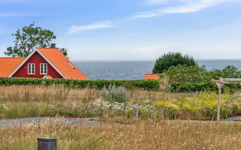Pontus - 500M from the Sea: Maison, Domicile, Toit, Chalet, Biens, Aménagement Paysager, Batiments Jardin, Siding, Ferme