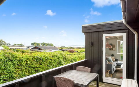 Filomena - 300M from the Sea: Maison, Toit, Domicile, Chalet, Biens, Ferme, Villa, Porche, Siding