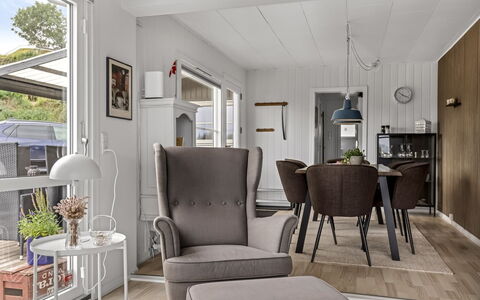 Filomena - 300M from the Sea: Meubles, Design Intérieur, Sol, Chaise, Sol, Bois, Salon, Table, Pièce, Domicile