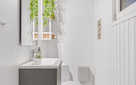 Filomena - 300M from the Sea: Luminaire Plomberie, Design Intérieur, Salle De Bains, Évier, Pot De Fleur, Lavabo, Robinet, Toilette, Sol, Plomberie