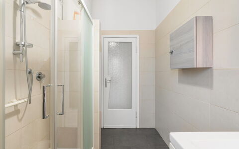 Romina Apartment, Florence, Campo Marte: Salle De Bains, Sol, Mur, Luminaire Plomberie, Sol, Design Intérieur, Toilette, Lavabo, Plomberie, Évier