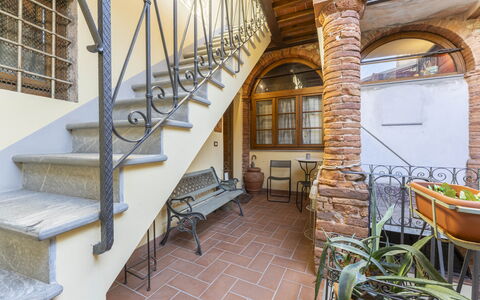 Lounge Flat Camaiore, Wifi, Versilia Coast: Propriété, Meubles, Fenêtre, Bâtiment, Bois, Design Intérieur, Chaise, Escaliers, Sol, Canapé