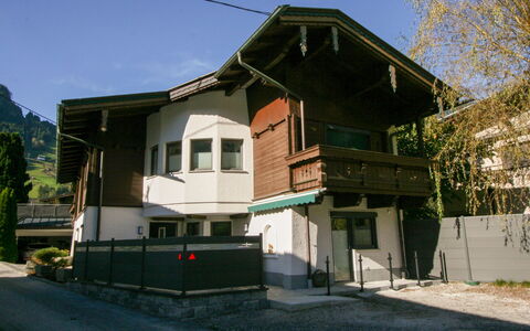 Stöckl: Ciel, Plante, Bâtiment, Fenêtre, Maison, Arbre, Design Urbain, Ombre, Façade, Siding