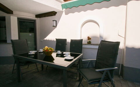 Stöckl: Table, Meubles, Chaise, Design Intérieur, Plante D'Appartement, Ombre, Bâtiment, Sol, Canapé, Sol