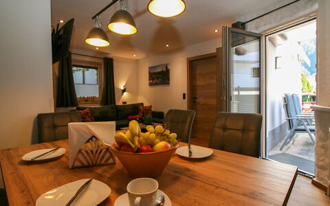 Stöckl: Table, Meubles, Vaisselle, Propriété, Aliments, Bâtiment, Chaise, Vaisselle, Plante D'Appartement, Assiette