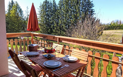 La Verdure Est N°22: Table, Ciel, Meubles, Propriété, Plante, Chaise, La Nature, Vaisselle, Bois, Tableau De Plein Air