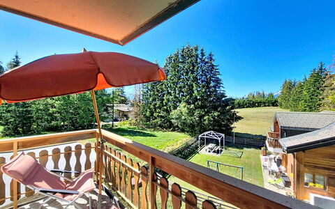 La Verdure Est N°22: Chalet, Jardin, Tache De Bois, Biens, Aménagement Paysager, Cour, Dur, Pelouse, Mélèze, Mobilier De Jardin