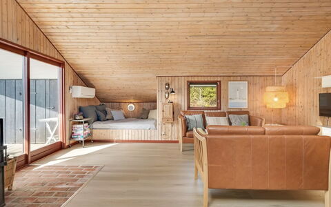 Regine - 1.1Km to the Fjord: Meubles, Mobilier De Jardin, Vaisselle, Table, Drinkware, Chaise, Tableau De Plein Air, Aliments, Bouteille