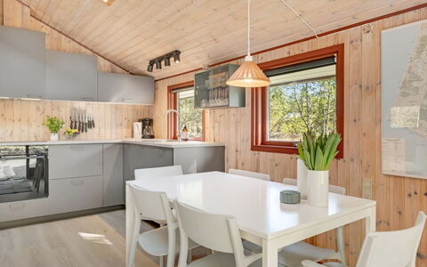 Regine - 1.1Km to the Fjord: Meubles, Mobilier De Jardin, Vaisselle, Table, Drinkware, Chaise, Tableau De Plein Air, Aliments, Bouteille
