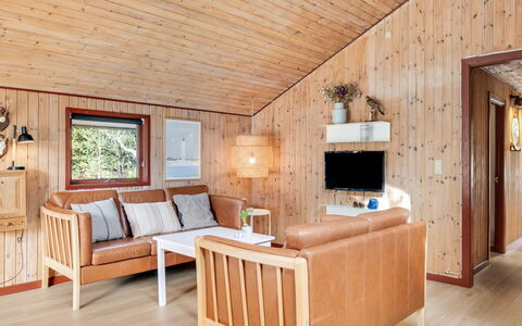 Regine - 1.1Km to the Fjord: Meubles, Mobilier De Jardin, Vaisselle, Table, Drinkware, Chaise, Tableau De Plein Air, Aliments, Bouteille
